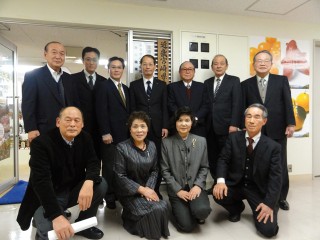 県人会事務局前にて記念写真